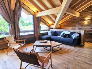 ein Wohnzimmer mit einem Sofa und einem Tisch in der Unterkunft Résidence l'Insolite in Font Romeu Odeillo Via