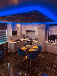 cocina con 2 mesas y sillas en Azure Gold Apartment, en Senglea