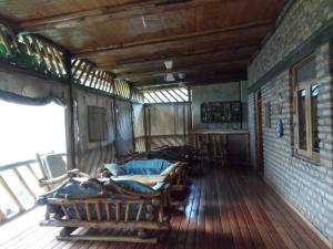 Buhoma Community Haven lodge : غرفة بها عدة أسرة على أرضية خشبية