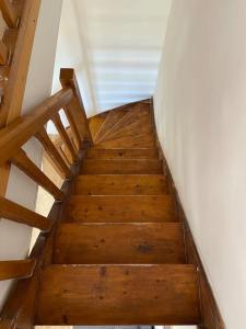 una escalera de madera en una habitación con suelo de madera en Le Soleil Levant, en Dieppe