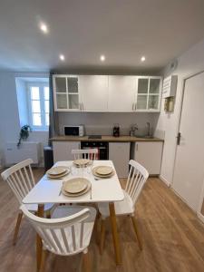 cocina con mesa y sillas en una habitación en Le Soleil Levant, en Dieppe