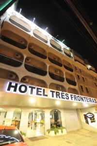 a hotel with a sign on the side of a building at Hotel Três Fronteiras in Foz do Iguaçu