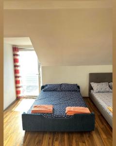 Postel nebo postele na pokoji v ubytování Apartmani Zelenika + 38 fotografií