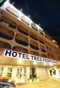 un hotel con un cartel en el lateral de un edificio en Hotel Três Fronteiras en Foz de Iguazú