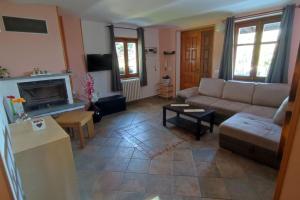 ein Wohnzimmer mit einem Sofa und einem Kamin in der Unterkunft La casa di giuda in Vigliano d'Asti