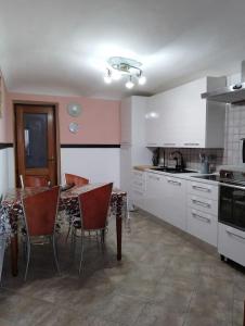 eine Küche mit einem Tisch und Stühlen im Zimmer in der Unterkunft La casa di giuda in Vigliano d'Asti