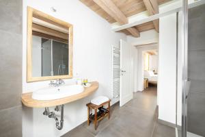 een badkamer met een wastafel en een spiegel bij B&B Le Zucche in Belluno