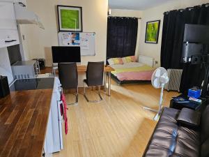 een woonkamer met een bank en een tafel bij Umbrella Properties Private Apartment Birmingham in Birmingham