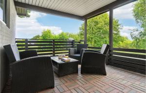 d'une terrasse avec des chaises et une table sur un balcon. dans l'établissement 3 Bedroom Awesome Home In Thyholm, à Sønder Ydby