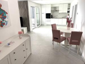 - une cuisine et une salle à manger avec une table et des chaises dans l'établissement Luxury Apartment SWANY, à Crikvenica