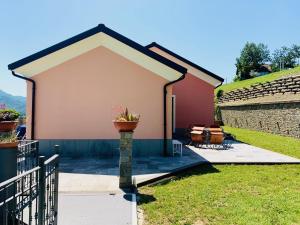 een huis met een patio en een muur bij Le Stanze del Brigante in Genua