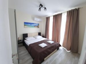 um quarto com uma cama com duas toalhas em Апартаменти Жилищна сграда Орех em Varna City