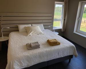 um quarto com uma cama com duas toalhas em B&B Les Autres Sens em Villers-la-Ville