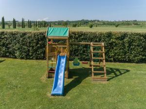 een speeltuin met een glijbaan en een ladder bij Casa Carlotta in Foiano della Chiana