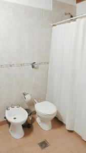 シエラ・デ・ラ・ベンターナにあるDepartamentos Ventanaのトイレとシャワーカーテン付きのバスルーム +10枚の写真