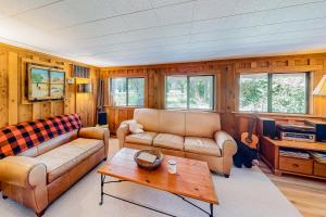 ein Wohnzimmer mit 2 Sofas und einem Tisch in der Unterkunft Riverfront Retreat in Cle Elum