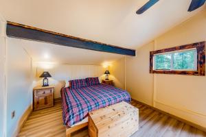 1 dormitorio con cama y ventana en Riverfront Retreat, en Cle Elum