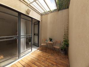 un patio intérieur avec une table et des chaises dans un bâtiment dans l'établissement The Ultimate Stay, à Ginton