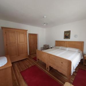 1 dormitorio con 1 cama grande y suelo de madera en Al Doss en Rabbi