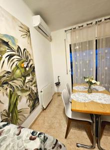 a dining room with a table and a painting on the wall at Hotel Wellamar in Sant Feliu de Guíxols