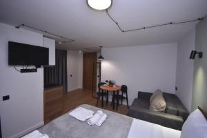 un soggiorno con un divano e un tavolo di Pine Aparthotel a Shekhvetili