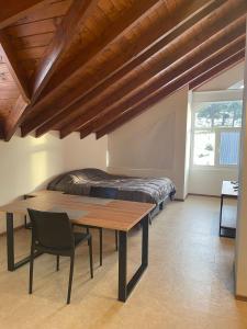 Zimmer mit einem Bett, einem Tisch und einem Bett mit einem sidx sidx sidx in der Unterkunft Villa Maihue departamentos de montaña - Caviahue in Caviahue