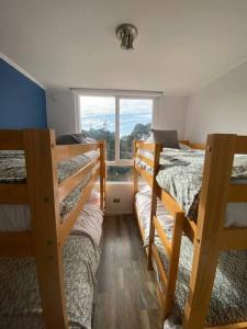 Ce dortoir comprend 2 lits superposés et une fenêtre. dans l'établissement Lomas Apart Papudo, à Papudo