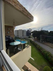d'un balcon avec des tables et une vue sur la rue. dans l'établissement Lomas Apart Papudo, à Papudo