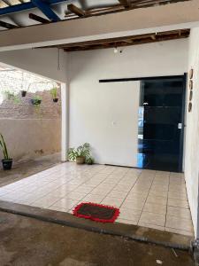 an open garage door with a red rug on the floor at Recanto Sonho - PX do Centro de Palmas e Aromaterapia in Palmas
