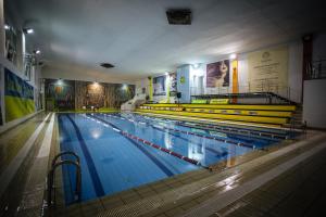 利維夫的住宿－LH酒店及Spa，一座拥有黄色和蓝色小巷的大型游泳池