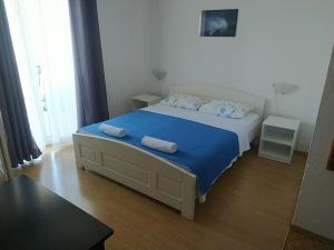 スヴェティ・ユライにあるApartment Anteのベッドルーム1室(大型ベッド1台、青いシーツ、枕付)