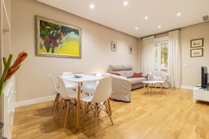 een woonkamer met een tafel en stoelen en een bank bij Allo Apartments Santo Domingo 2 Habitaciones - Parking in Jerez de la Frontera