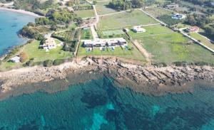 KorakokhórionにあるReal Life Homes luxurious seafront villas each with their own private poolsの海上の島の家屋