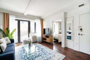 Μια τηλεόραση ή/και κέντρο ψυχαγωγίας στο 809-3A 1BR Columbus Circle Elevator W D