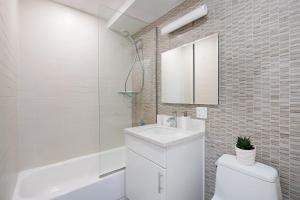 Ένα μπάνιο στο 809-3A 1BR Columbus Circle Elevator W D +17 φωτογραφίες