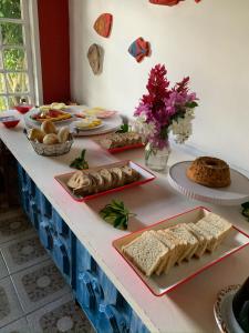 una mesa con diferentes tipos de alimentos. en Pedra do Porto Buzios, en Búzios