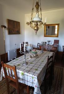 een eetkamer met een tafel met een bloemetjesdoek bij Solar dos Araújo Coutinho - Casa dos Cavaleiros - Turismo Habitação 