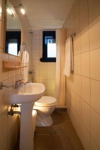 uma casa de banho com um WC branco e um lavatório. em Lazy Days em Klíma