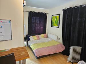 Postel nebo postele na pokoji v ubytování Umbrella Properties Private Apartment Birmingham
