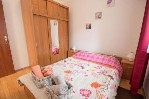 1 Schlafzimmer mit einem Bett mit Blumenbettdecke in der Unterkunft Apartment Zlatko in Matulji