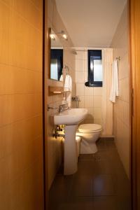 a bathroom with a sink and a toilet at Lazy Days in Klíma