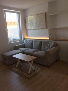 sala de estar con sofá y mesa de centro en LA MARINA en Galizano
