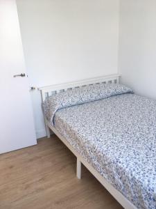 1 dormitorio con 1 cama en una habitación en LA MARINA en Galizano