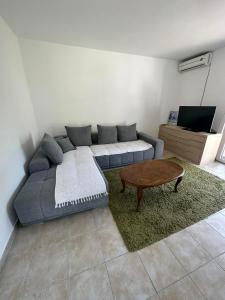 sala de estar con sofá y mesa de centro en Apartmani Zelenika, en Herceg-Novi