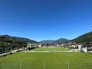 Vista generica sulle montagne o vista sulle montagne dall'interno dell'affittacamere