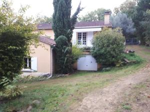 una casa con garaje en un patio en GITES DU MOULIN A VENT, en Le Buisson de Cadouin