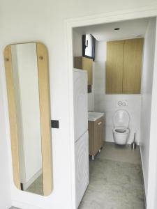 オルネー・スー・ボアにあるSaraの小さなバスルーム(トイレ、シンク付)