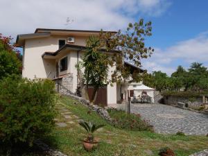 a house with a garden in front of it at Casa Vacanze Korello in Gasponi