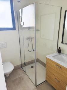 een badkamer met een douche, een toilet en een wastafel bij Sara in Aulnay-sous-Bois
