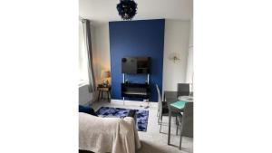 巴克斯頓的住宿－Torr Mews，客厅设有蓝色墙